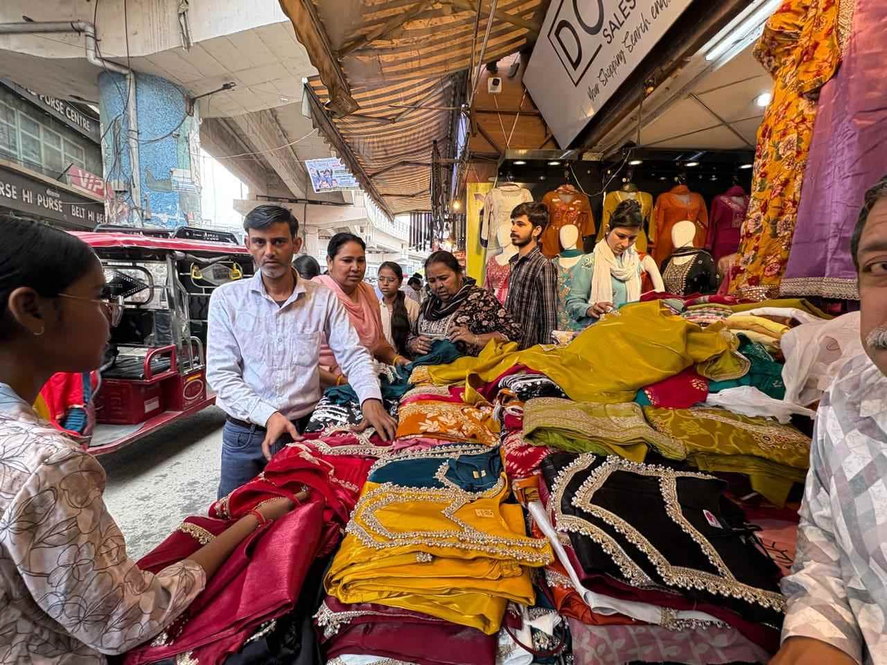 08 बाजार में कुर्तियों की खरीददारी करते ग्राहक। संवाद