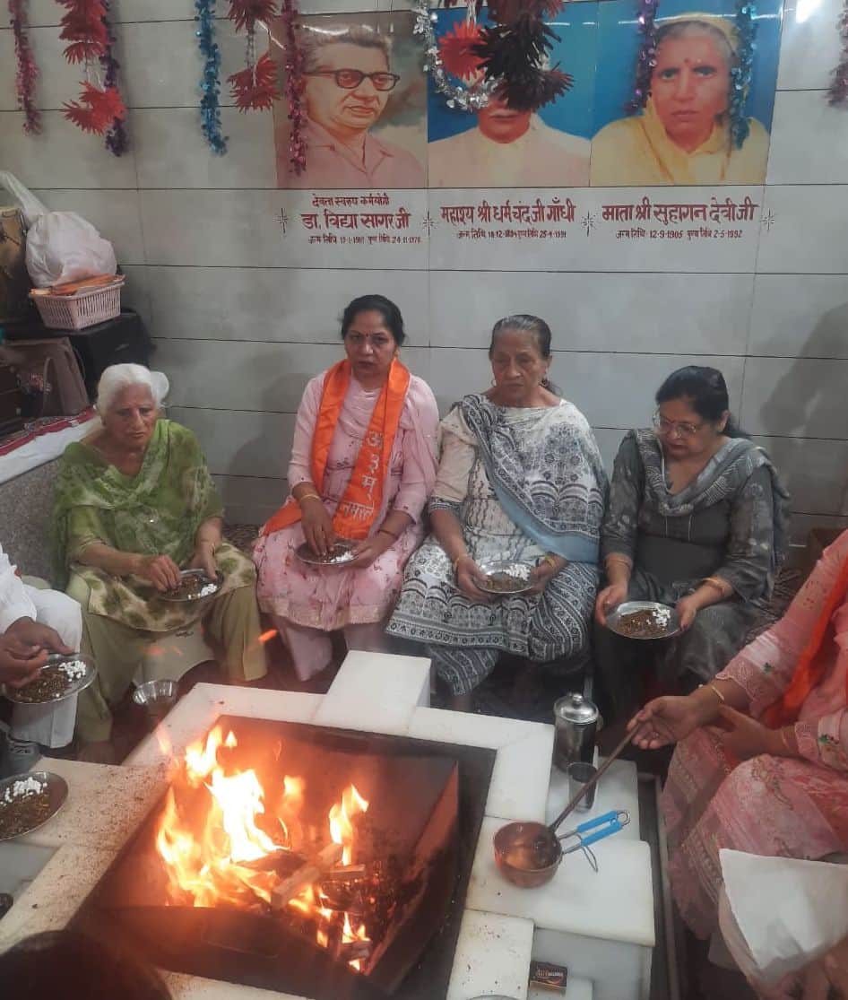 09 मानसरोवर कॉलोनी स्थित महाशय धर्मचंद गांधी आर्य समाज मंदिर में हवन करते आयोजक । संवाद