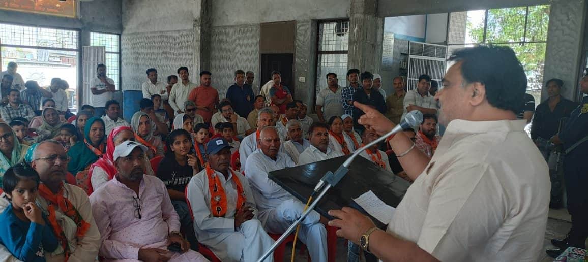 12जेएनडी10:गांव चलो, बस्ती चलो अभियान के तहत लोगों काे संबोधित करते हुए डिप्टी स्पीकर डॉ. कृष्