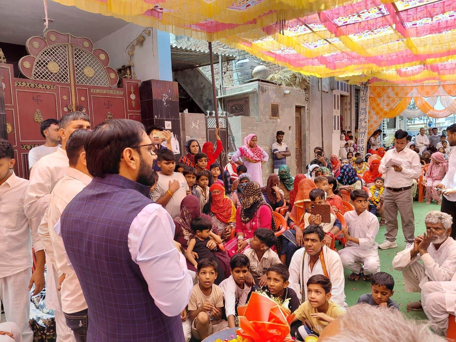 12जेएनडी16: करसिंधु में लोगों को संबोधित करते हुए विधायक देवेंद्र चतरभुज अत्री। स्रोत कार्यकर्त