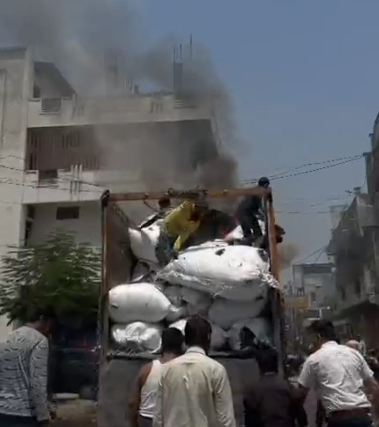 Tala major accident in Chhindwara: Fire breaks out in truck filled with cotton near Chhota pond