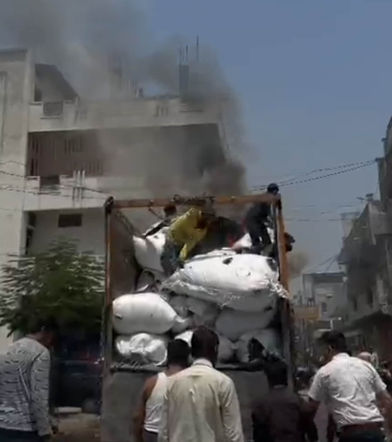 आग से जलता ट्रक