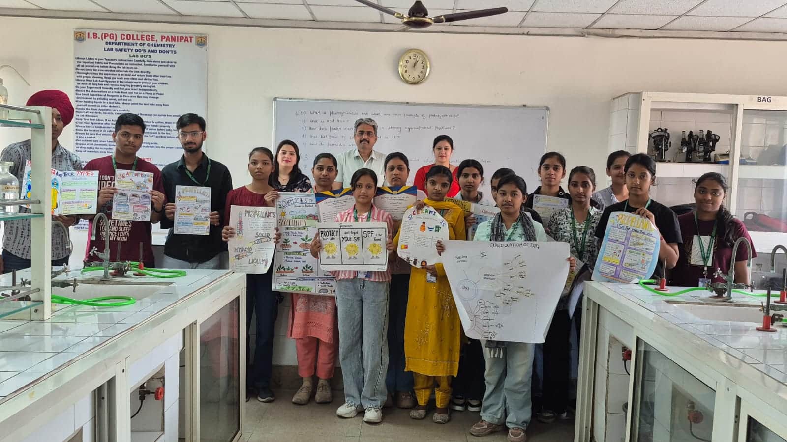 आईबी कॉलेज में रसायन विज्ञान विभाग के पोस्टर गतिविधि के प्रतिभागी विद्यार्थी।