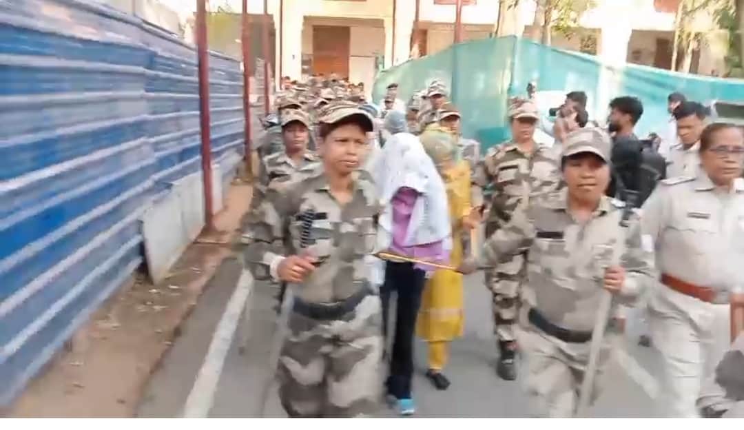 अभियुक्तों को कोर्ट में पेशी के लिए ले जाते हुए