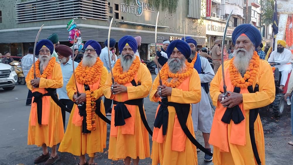 अंबाला छावनी के बाजारों में निकाले गए नगर कीर्तन की अगुवाई करते पंज प्यारे। संवाद