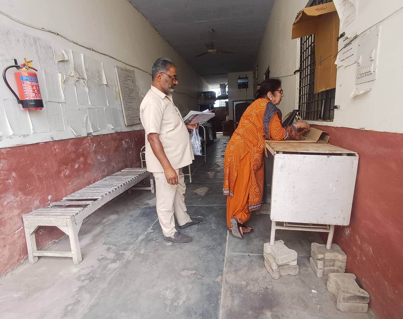 अंबाला छावनी के महेश नगर स्थित ईएसआई डिस्पेंसरी में टूटा बैंच, बैंच के नीचे लगी इंटरलॉकिंग टाइ