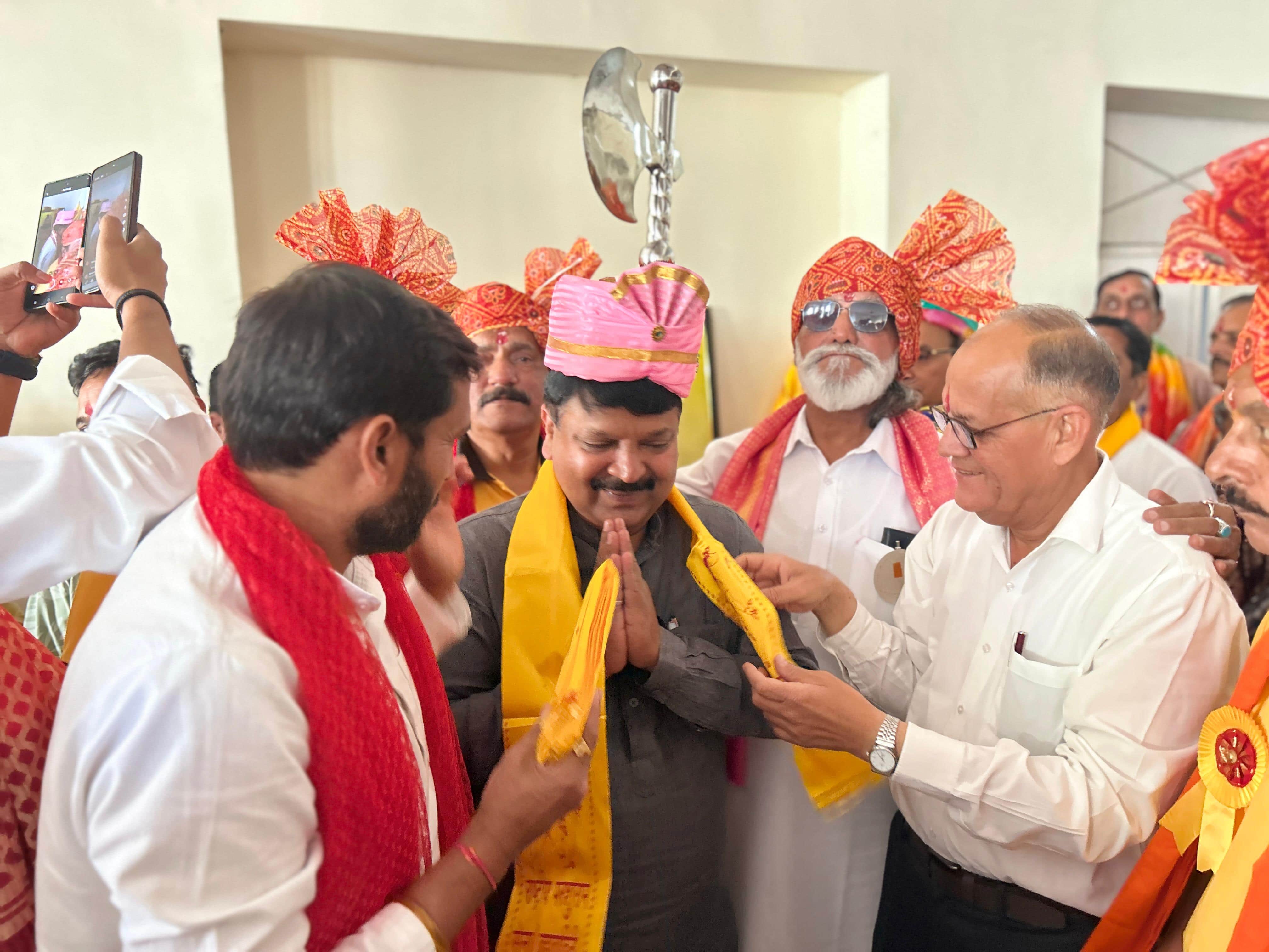 अंबाला छावनी में भगवान परशुराम के जन्मोत्सव के अवसर पर पूर्व कोषाध्यक्ष आशीष तायल का स्वागत करत