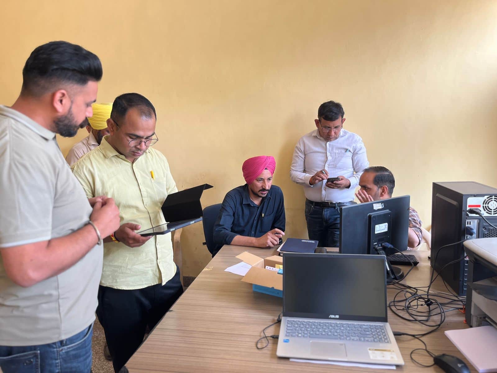 अंबाला शहर की अनाज मंडी में औचक निरीक्षण के दौरान मार्केट कमेटी चेयरमैन जसविंद्र सिंह जानकारी 