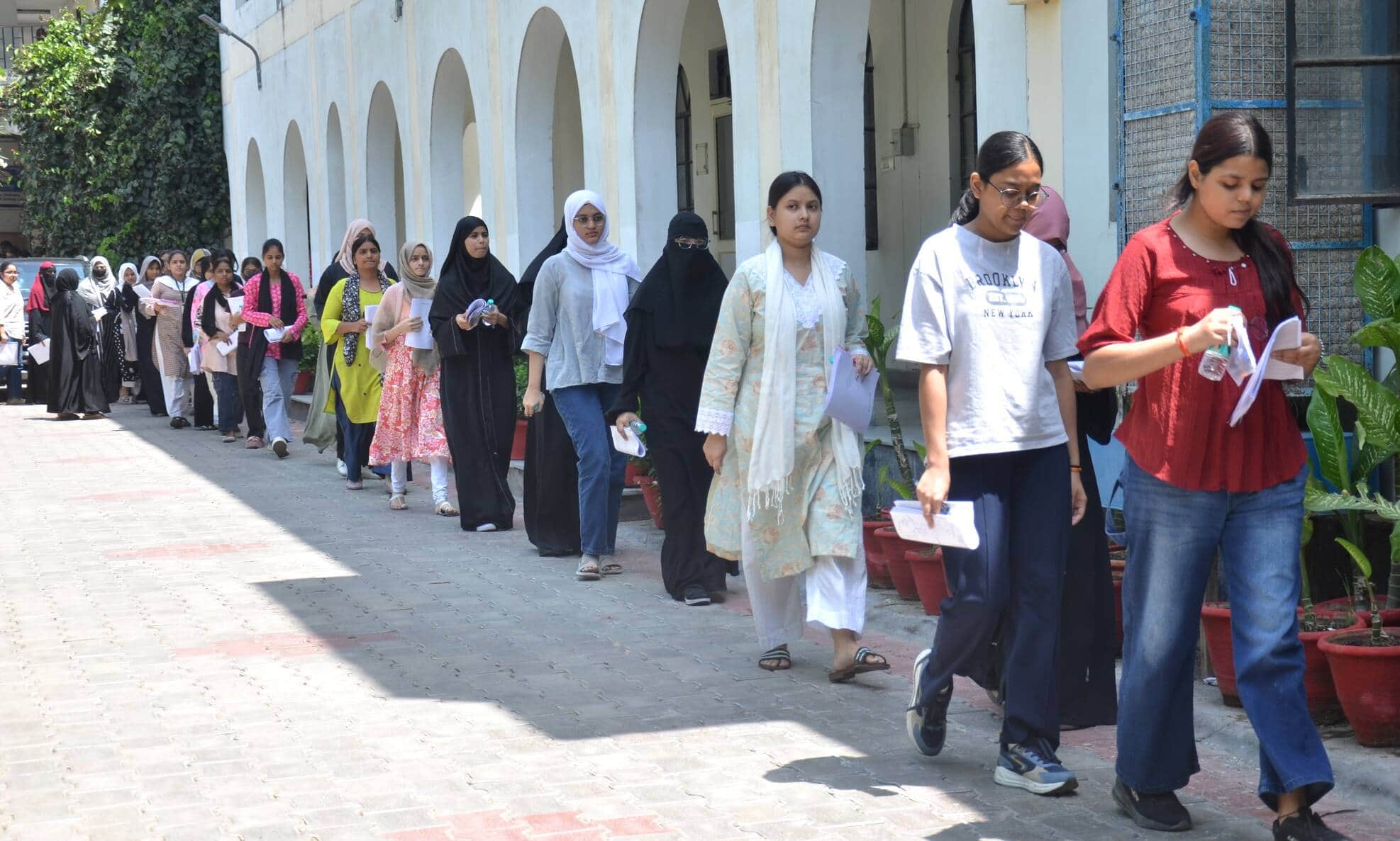 अब्दुल्ला कॉलेज से बीएससी की प्रवेश परीक्षा देकर बाहर निकलते परीक्षार्थी।