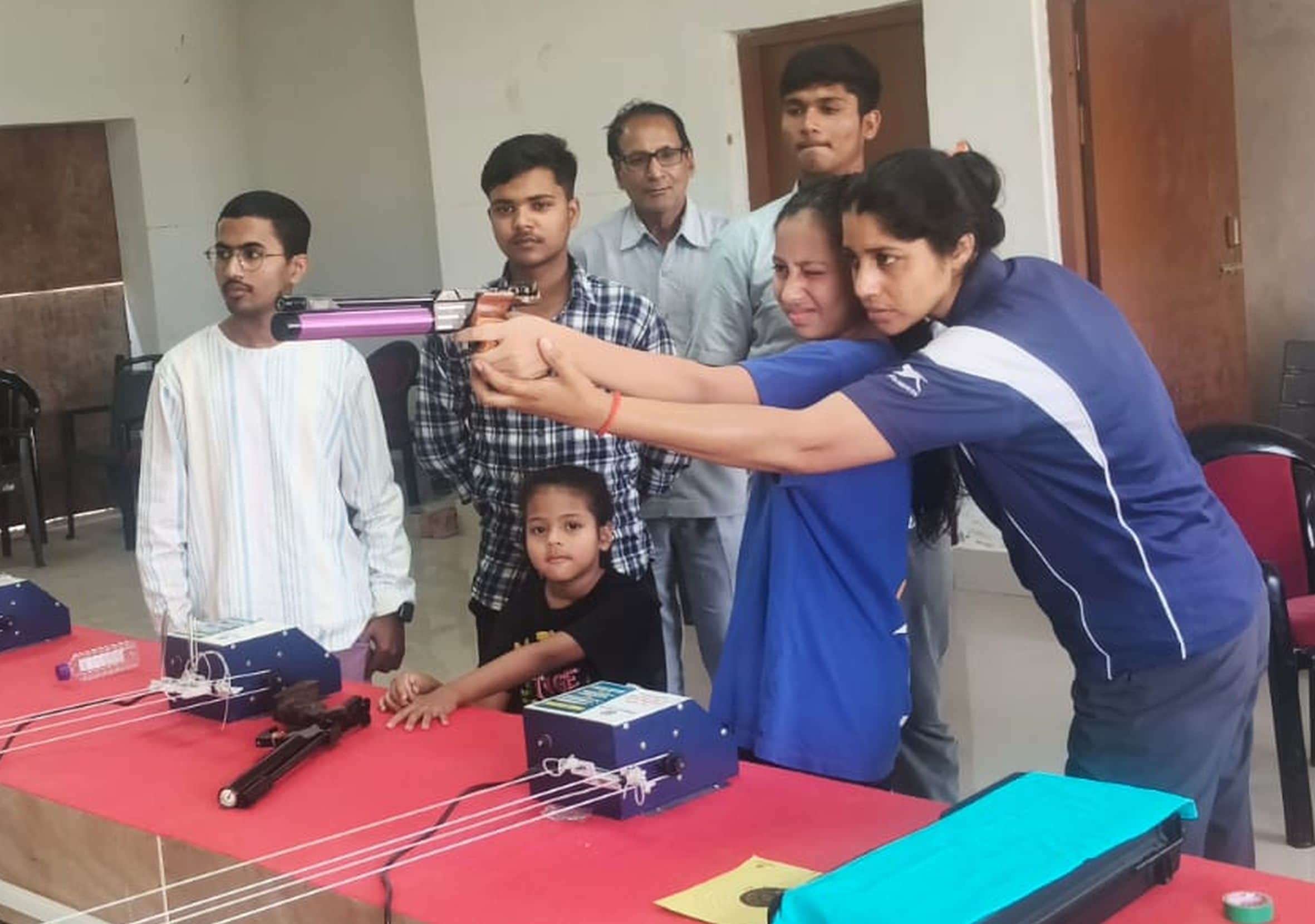 अमेठी के आंबेडकर स्टेडियम स्थित शूटिंग रेंज में निशानेबाजी का प्रशिक्षण देती प्रशिक्षिका रुचि 