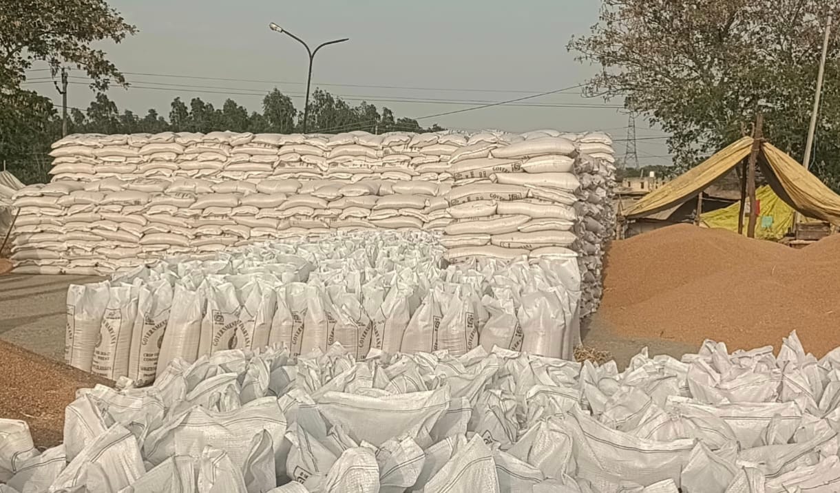 There is no place to store crops in the market, farmers are worried.