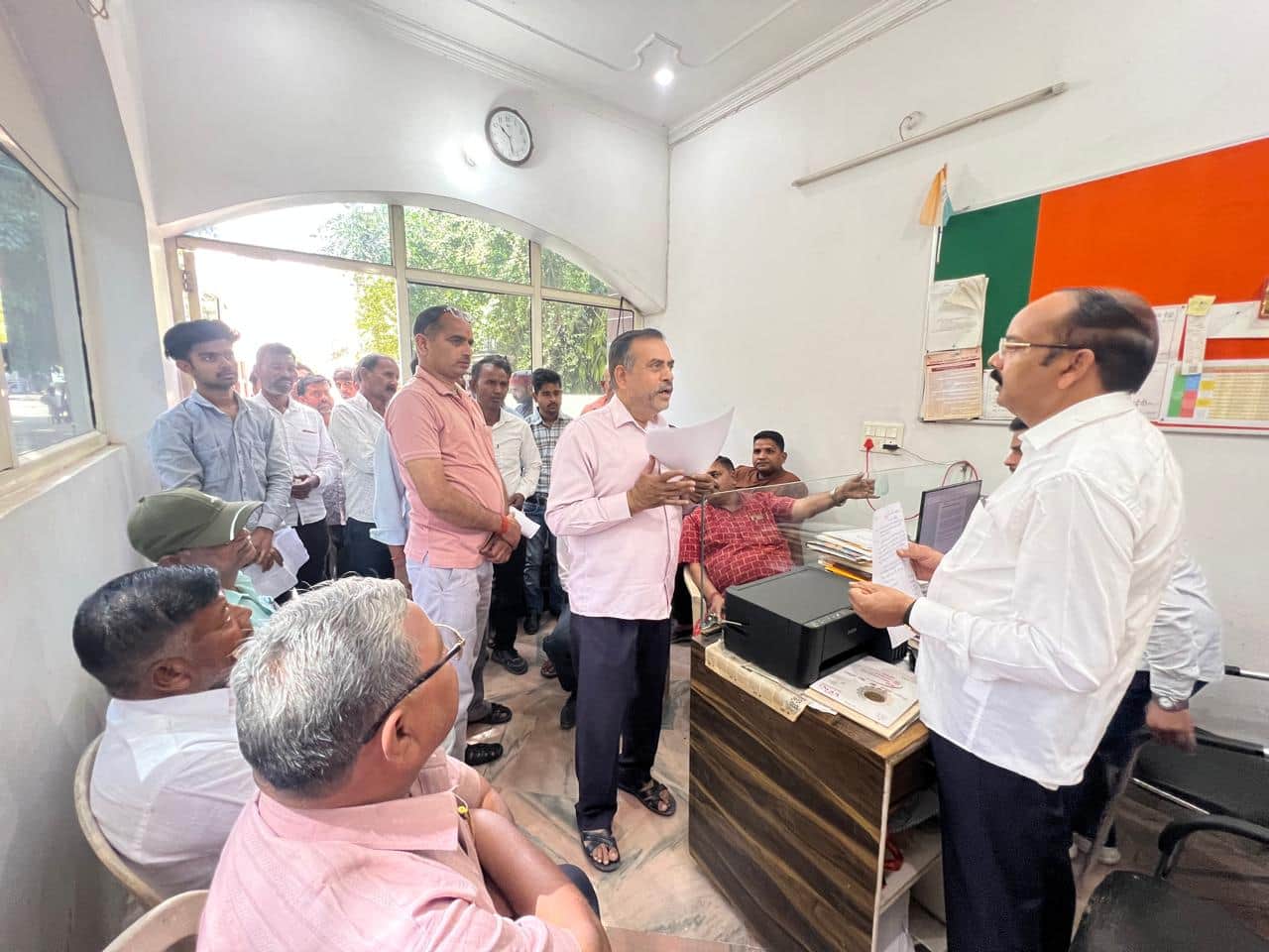 अपने आवास पर समस्याओं को सुनते सांसद अरुण सागर। स्रोत: स्वयं