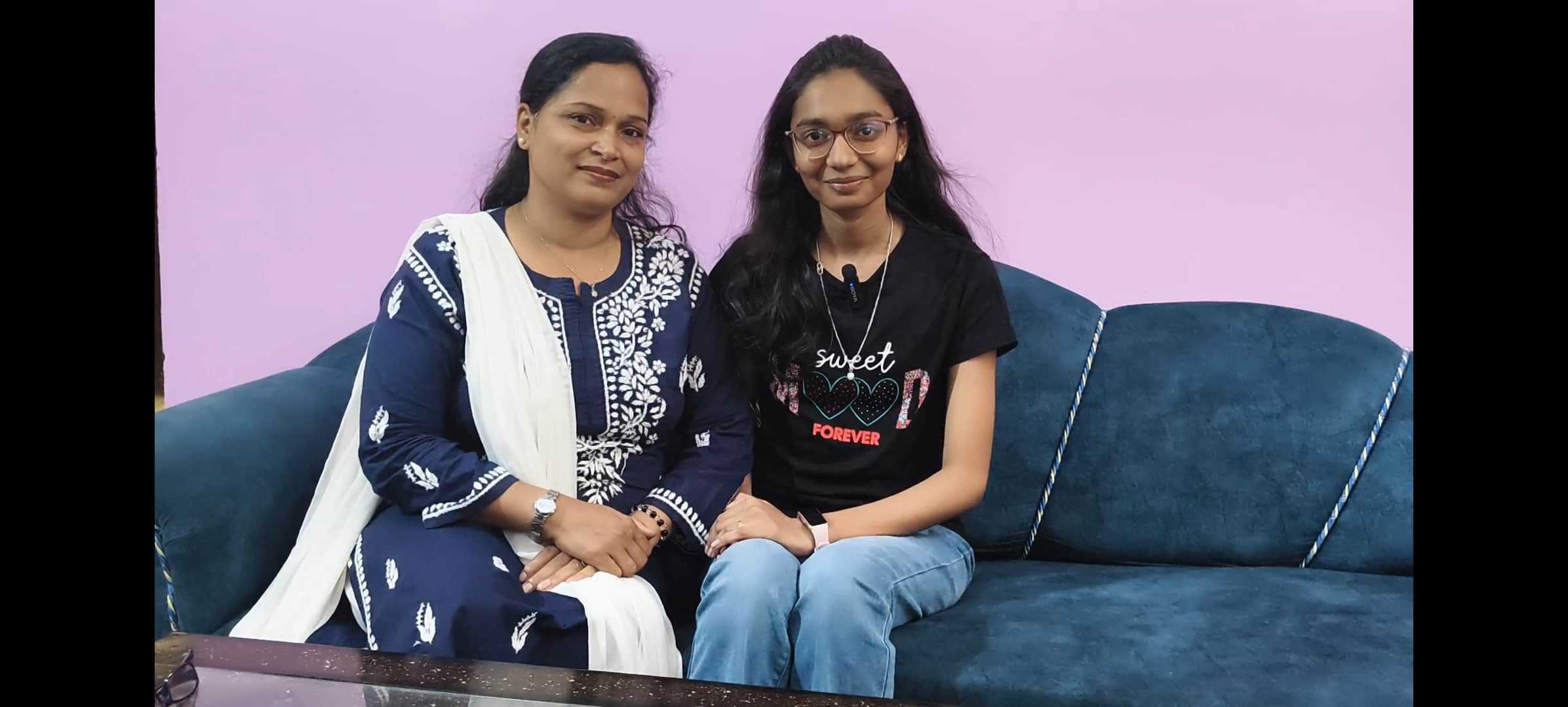 अपनी मां शालिनी गर्ग के साथ इशिता गर्ग। अमर उजाला