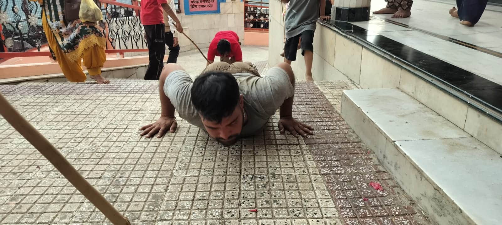 बाबा बालक नाथ मंदिर दियोटसिद्ध में दंडवत प्रणाम करके बालयोगी के दरबार पहुंचते श्रद्धालु। संवाद