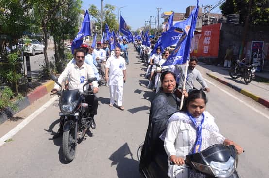 बाबा साहेब भीम राव आंबेडकर की जयंती पर निकाली जाने वाली रैली में शामिल बाइक सवार। संवाद
