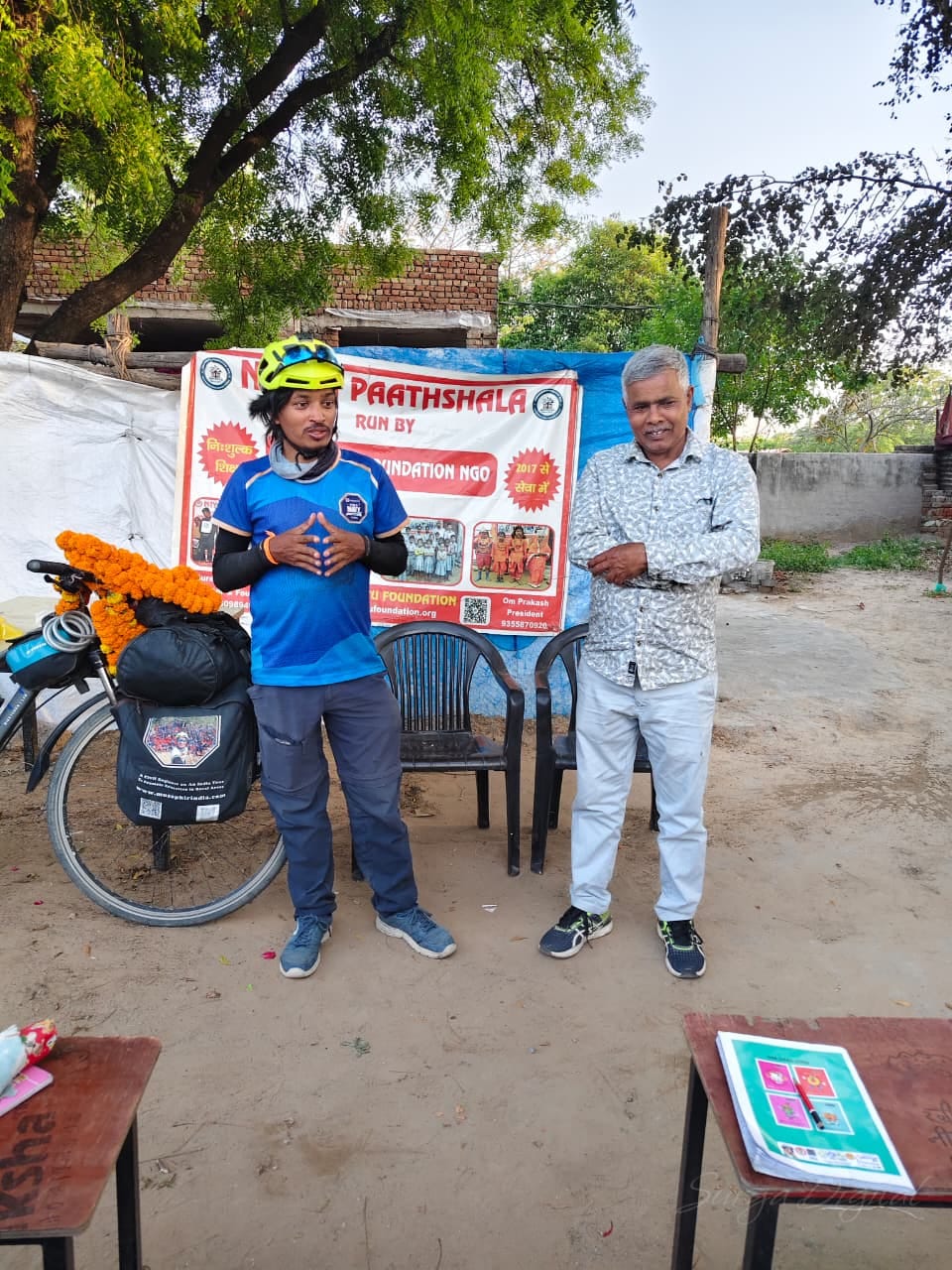 Cyclist Vikas gave the message of education to children