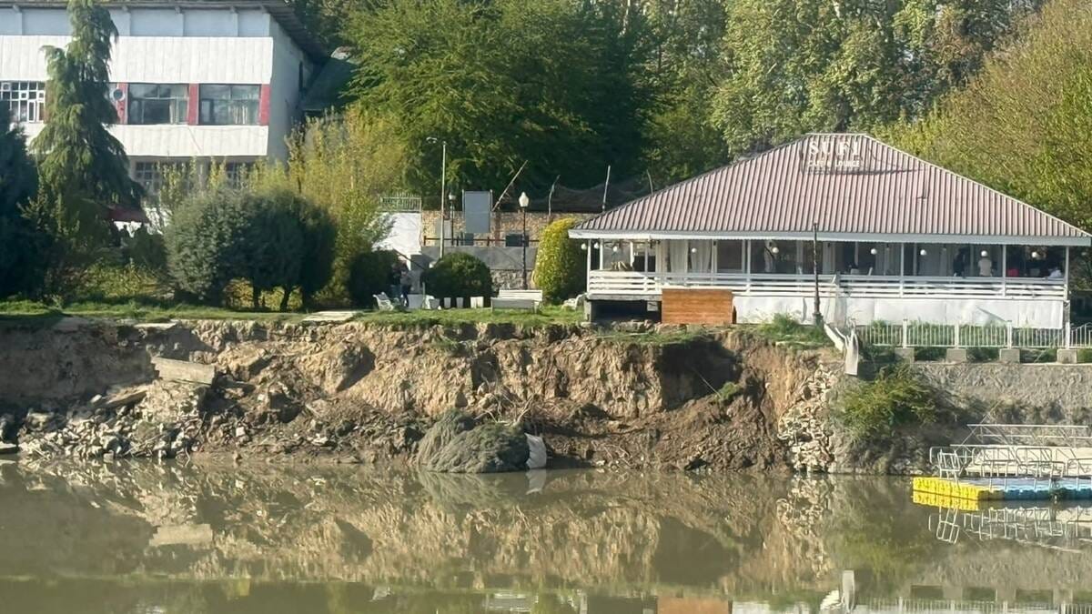 Srinagar, General Post Office Band, Jhelum River Bank Broken