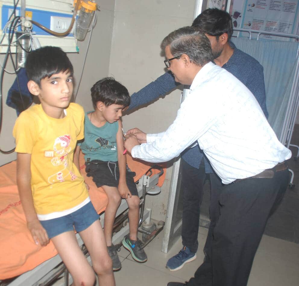 बागपत जिला अस्पताल में बच्चे के  एंटी रैबीज वैक्सीन लगाते स्वास्थ्यकर्मी। संवाद