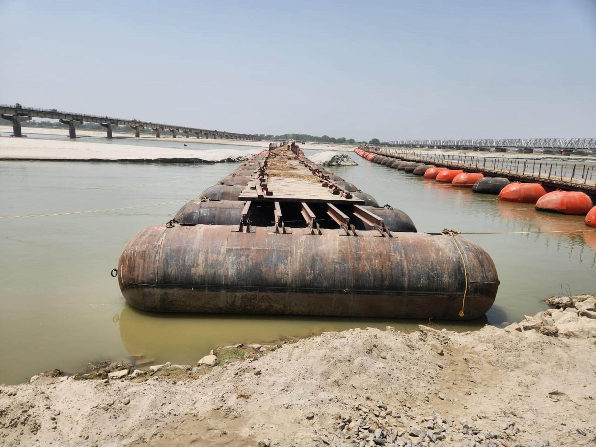 बहराइच-लखनऊ हाईवे स्थित सरयू नदी पर बन रहा पीपा पुल।    -संवाद