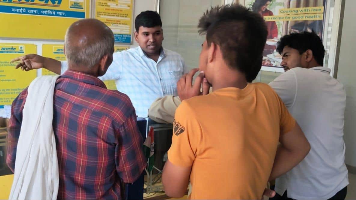 बनत स्थित एजेंसी पर कर्मचारी से गैस को लेकर उपभोक्ताओं की होती नोंकझोक। संवाद