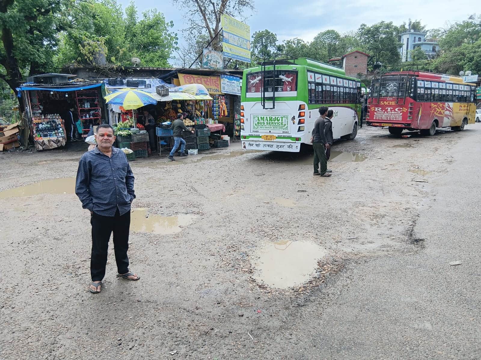 बस अड्डा भोटा में पड़े गड्ढे। स्रोत : जागरूक पाठक