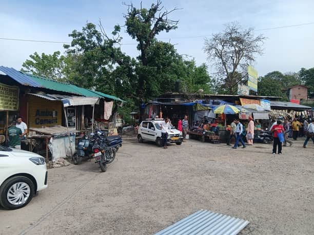 बस अड्डा भोटा में स्थित खोखे जिन्हें हटाने के लिए नोटिस जारी किए गए हैं। संवाद