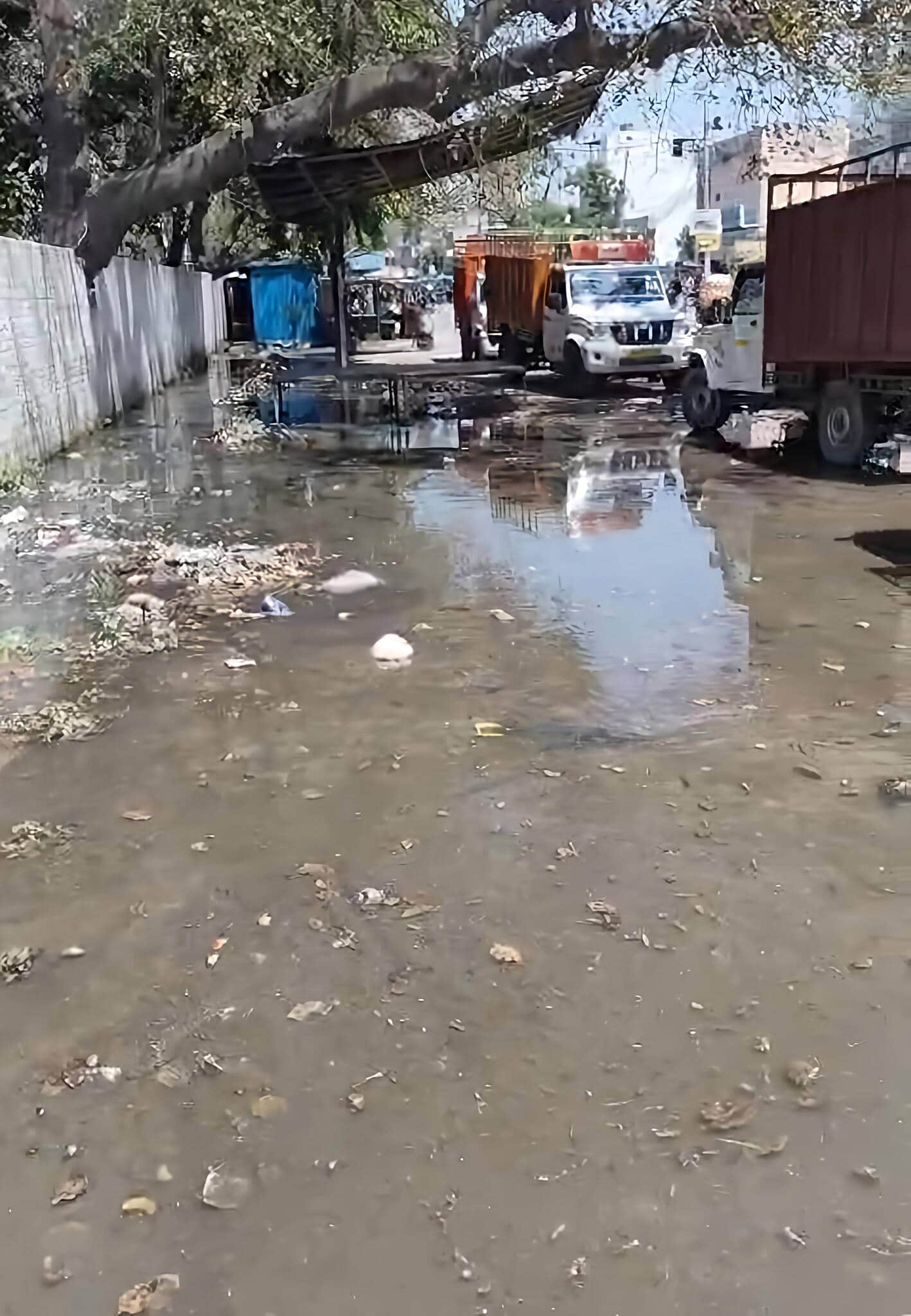 बस अड्डे के बाहर इकट्ठा हुआ नाले का गंदा पानी। संवाद