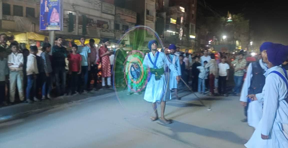 बैसाखी के पूर्व संध्या पीडीडीयू नगर में करतब दिखाते सीख समुदाय के लोग। संवाद