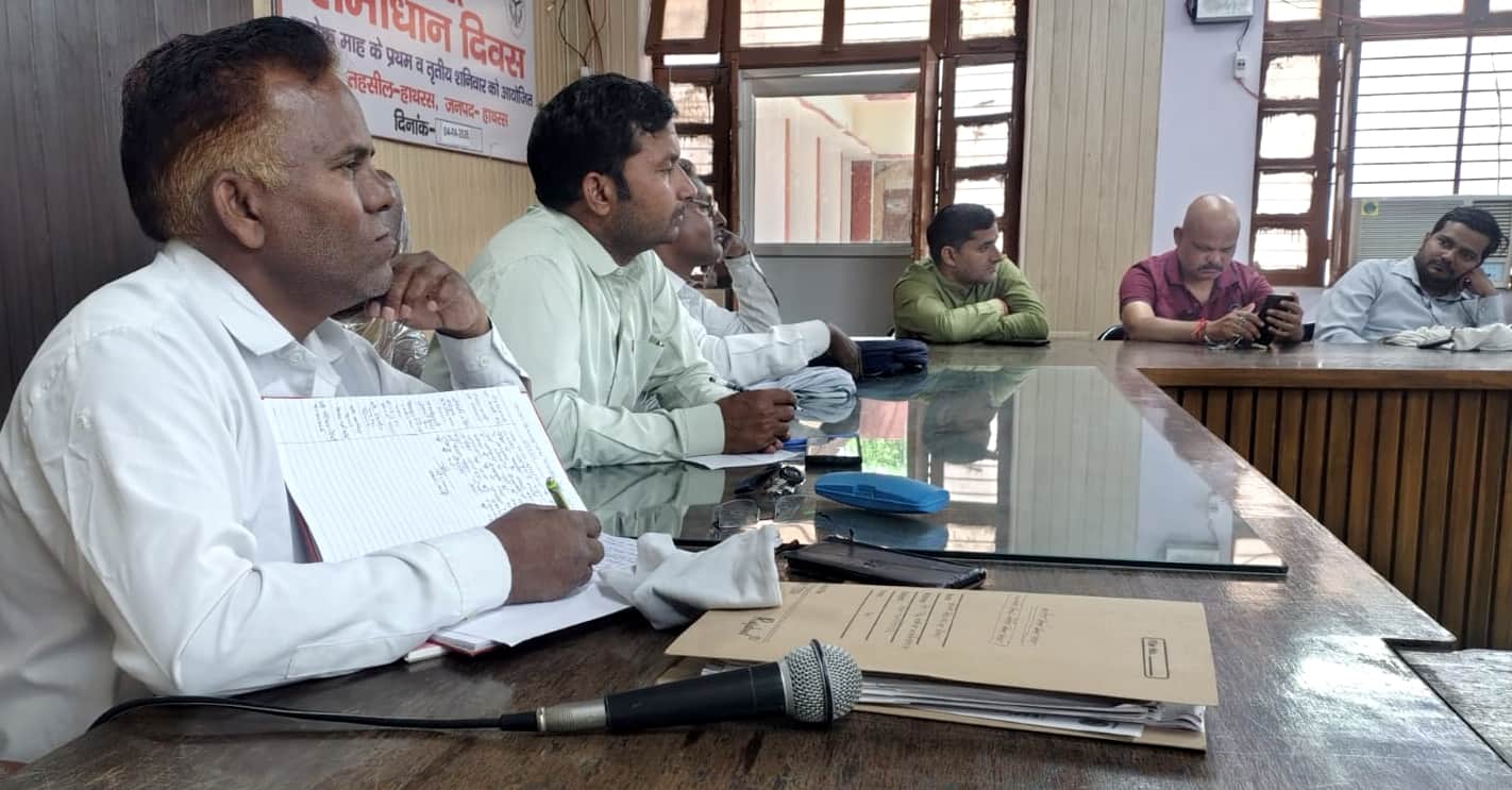 बैठक करते लेखपाल। 