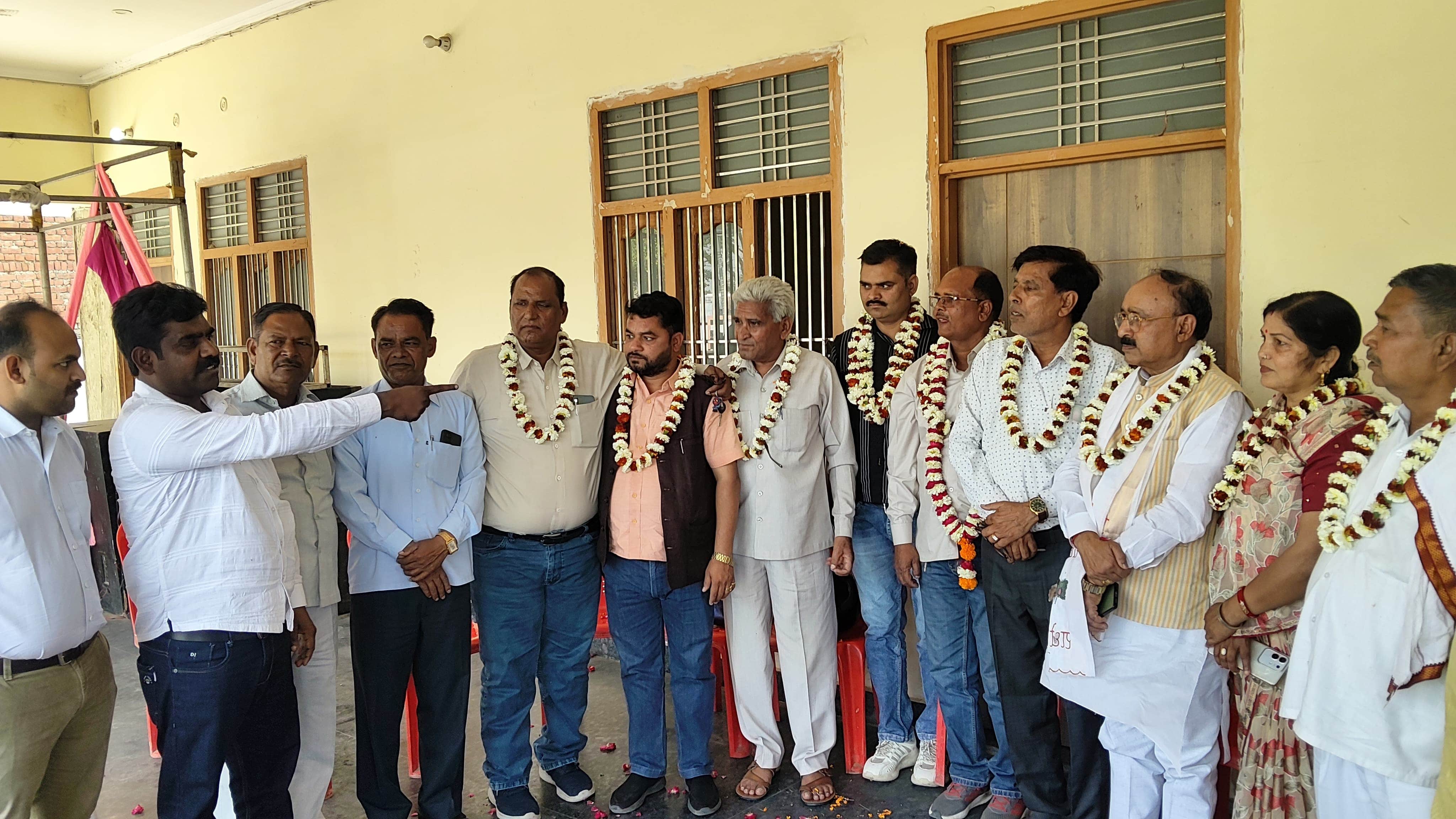 बैठक में मौजूद आंबेडकर शोभायात्रा के अध्यक्ष व पदाधिकारी। संवाद 