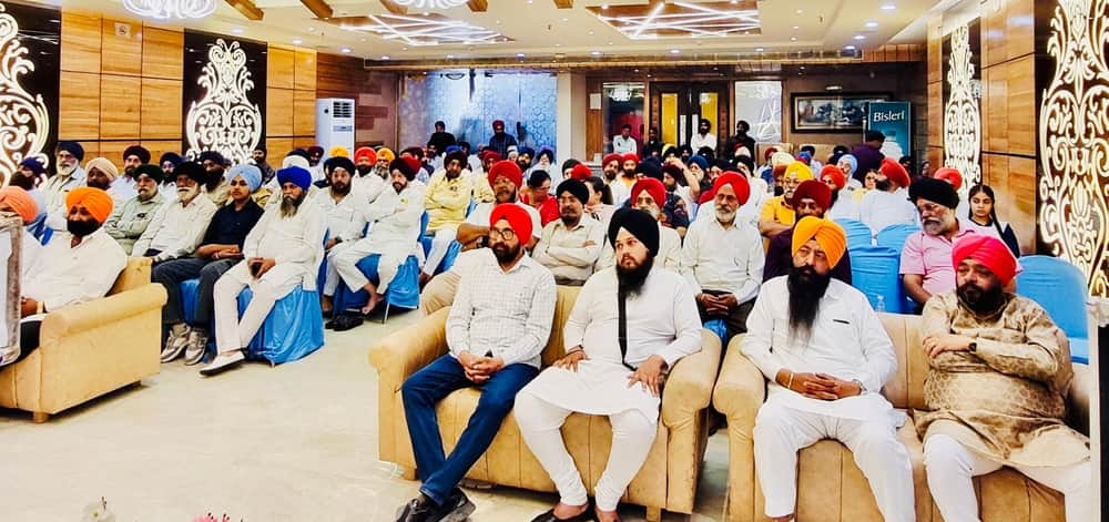 बैठक में मौजूद सिख समाज के लोग