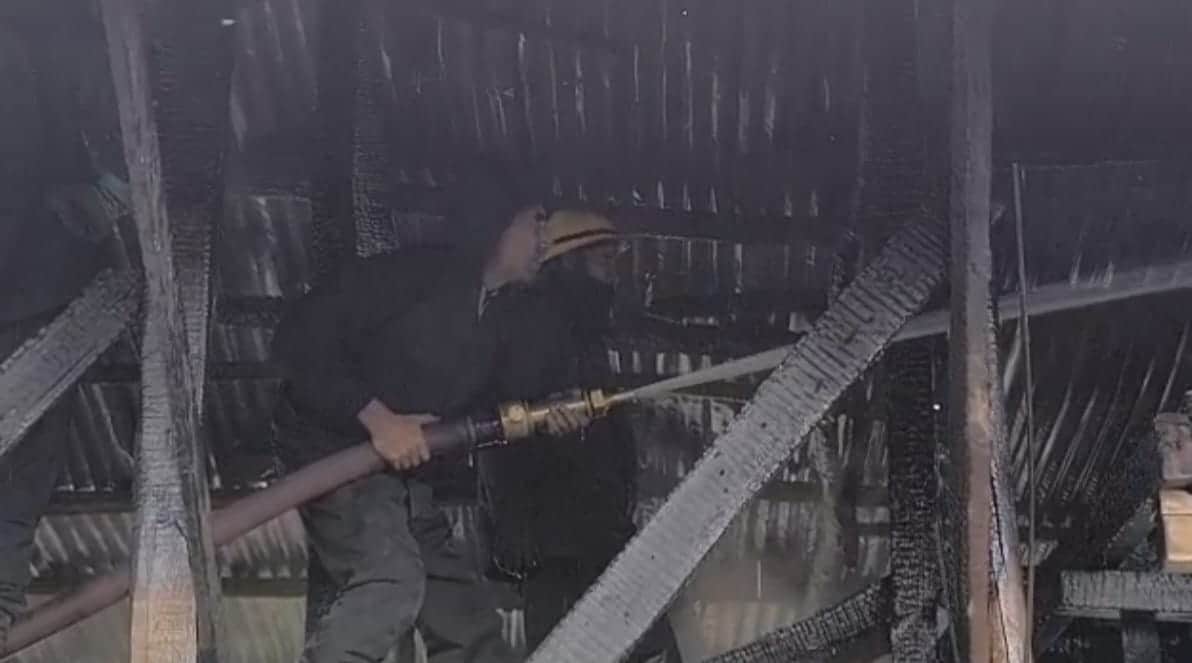 बांदीपोरा के दारुल उलूम में लगी आग बुझाता कर्मी। संवाद