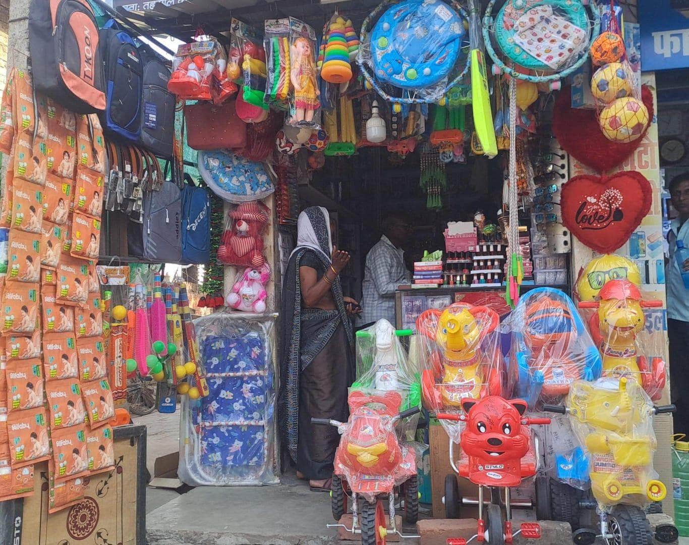 चकिया स्थित दुकान पर सजी प्लास्टिक की सामग्रियां। संवाद
