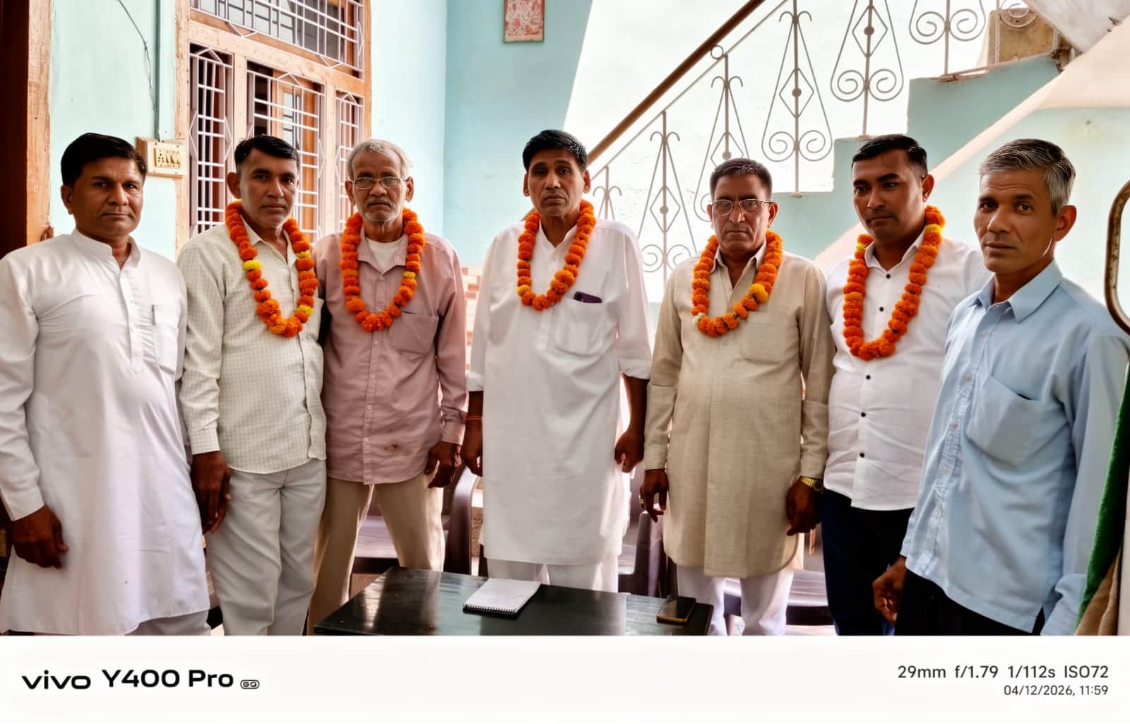 चलो बस्ती कार्यक्रम में भाजपा कार्यकर्ताओं का स्वागत करते आयोजक। स्रोत पार्टी