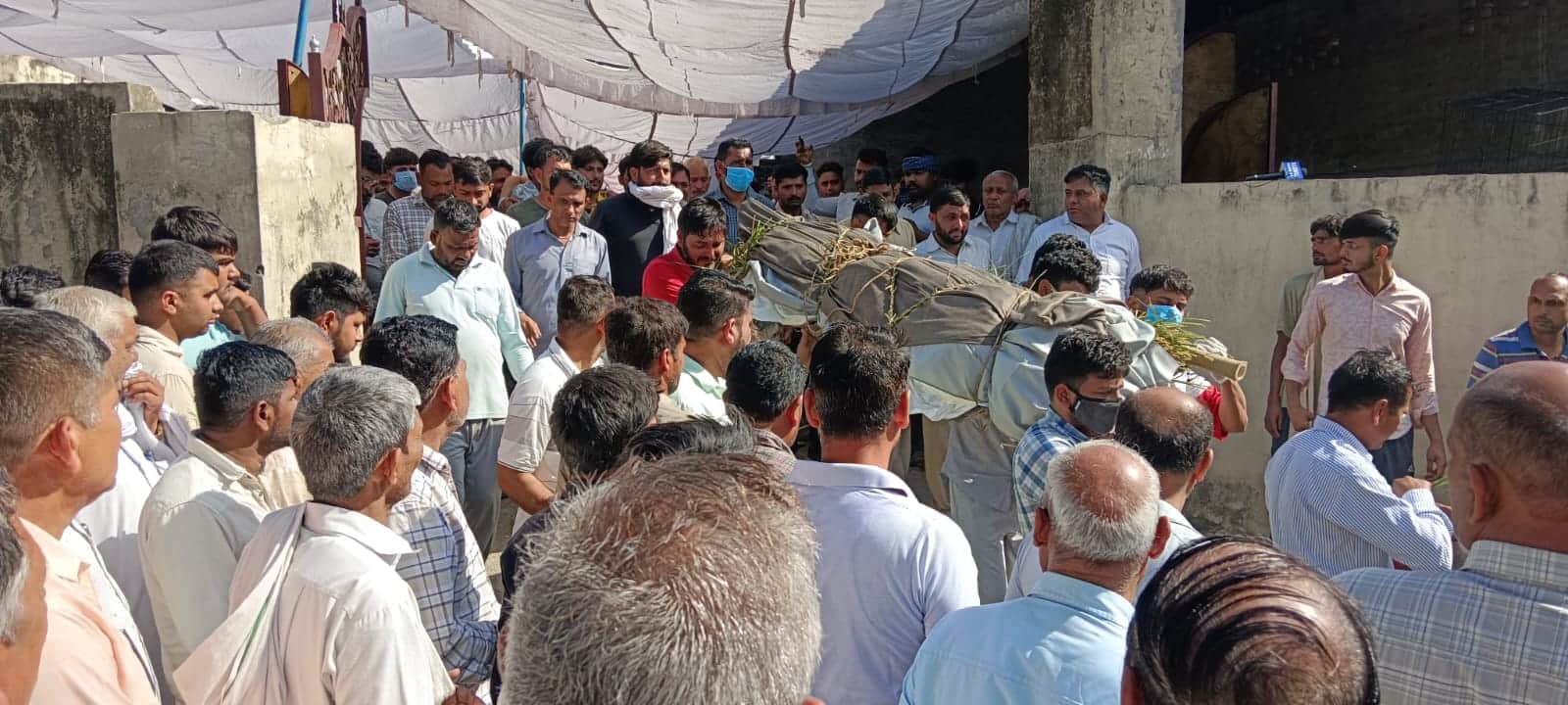 चेतक के शव को अंतिम संस्कार के लिए लेकर जाते परिजन। संवाद