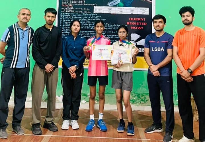 छावनी में बैडमिंटन टूर्नामेंट में विजेता खिलाडियों को पुरस्कृत करते हुए। स्वयं