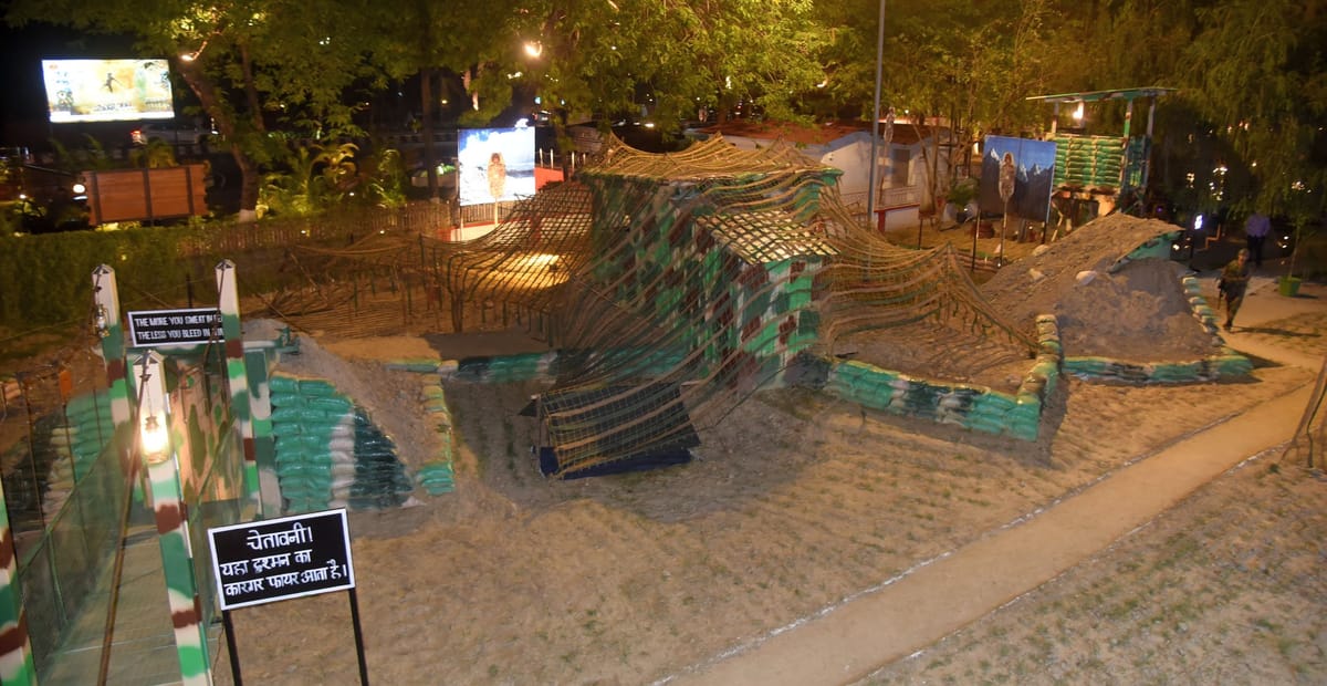 Lucknow News: रंगबिरंगी रोशनी में लिपटे जांबाजों के शौर्य व पराक्रम