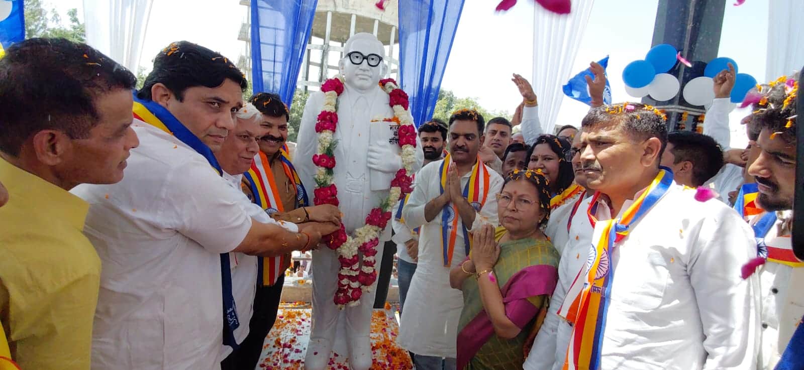 डॉ भीमराव अंबेडकर की प्रतिमा का अनावरण करते राज्य मंत्री असीम अरुण, विधायक डॉक्टर मंजू शिवाच व 