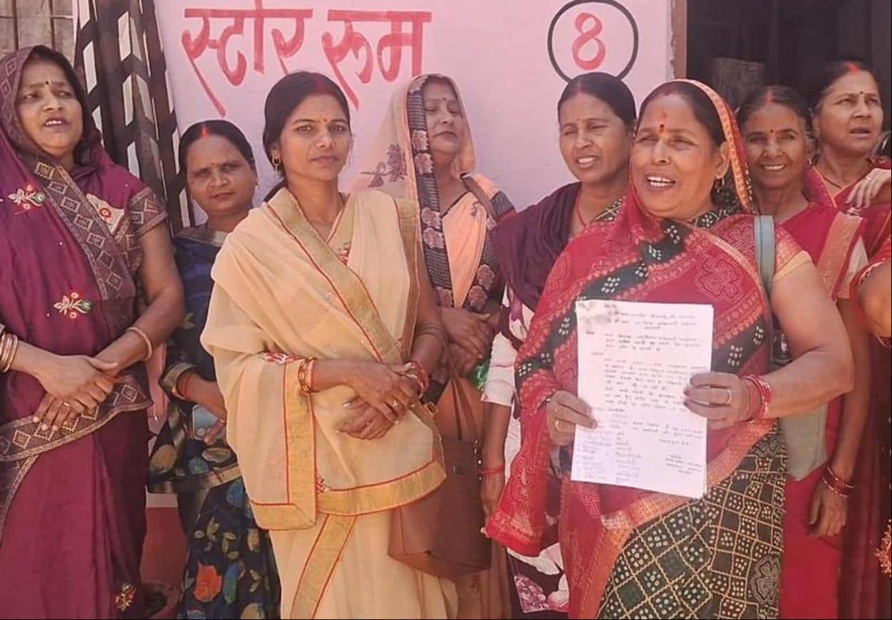 डीएम को देने वाले ज्ञापन को दिखातीं आंगनबाड़ी कार्यकर्ता। - स्रोत : आयोजक