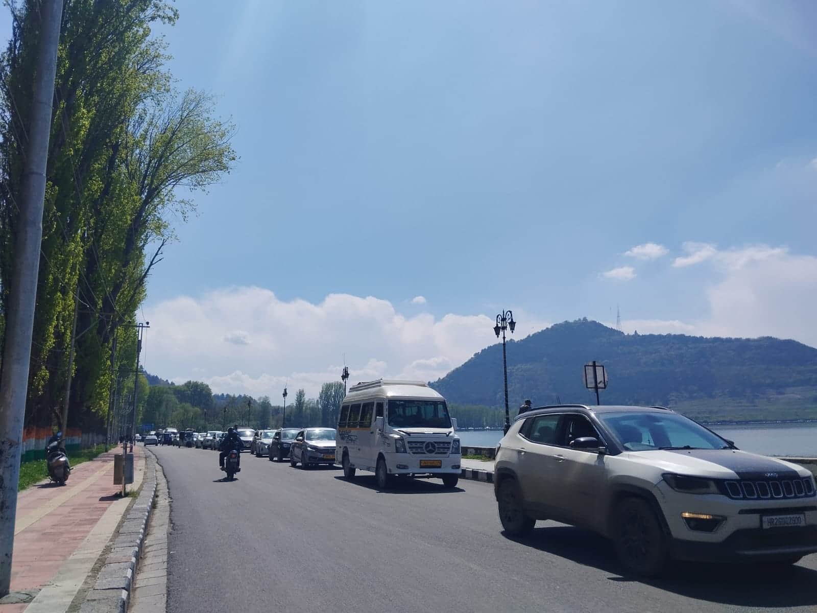 डल किनारे बुलेवर्ड रोड पर इकतरफा लगा जाम। अमर उजाला