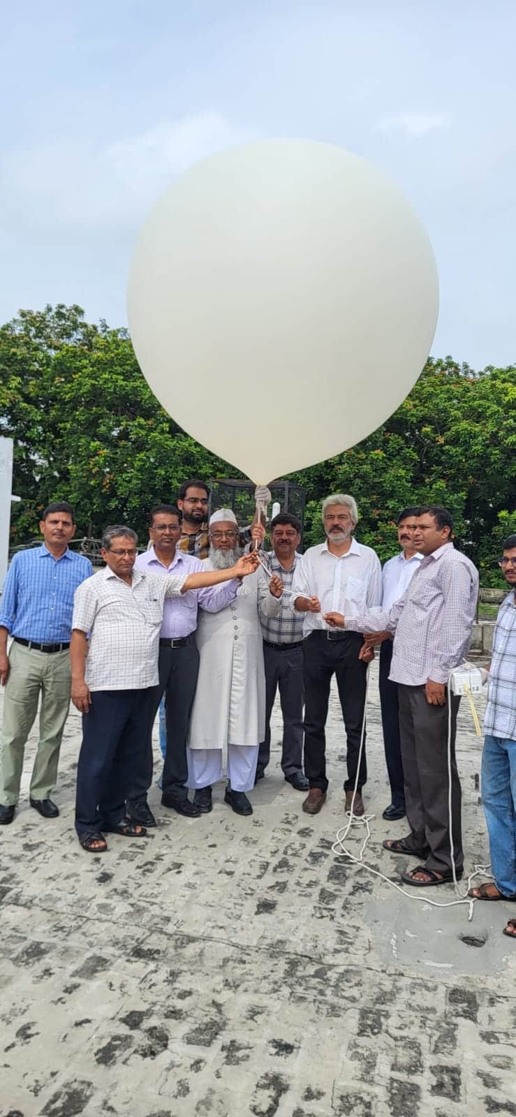 एएमयू के भूगोल विभाग से बैलून छोड़ते प्रो. एवं अन्य शिक्षक। 