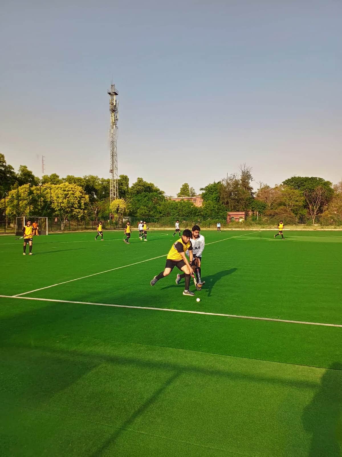 एएमयू के इंटर-हॉल हॉकी प्रतियोगिता में गेंद के लिए जूझते खिलाड़ी। स्रोत : स्वयं