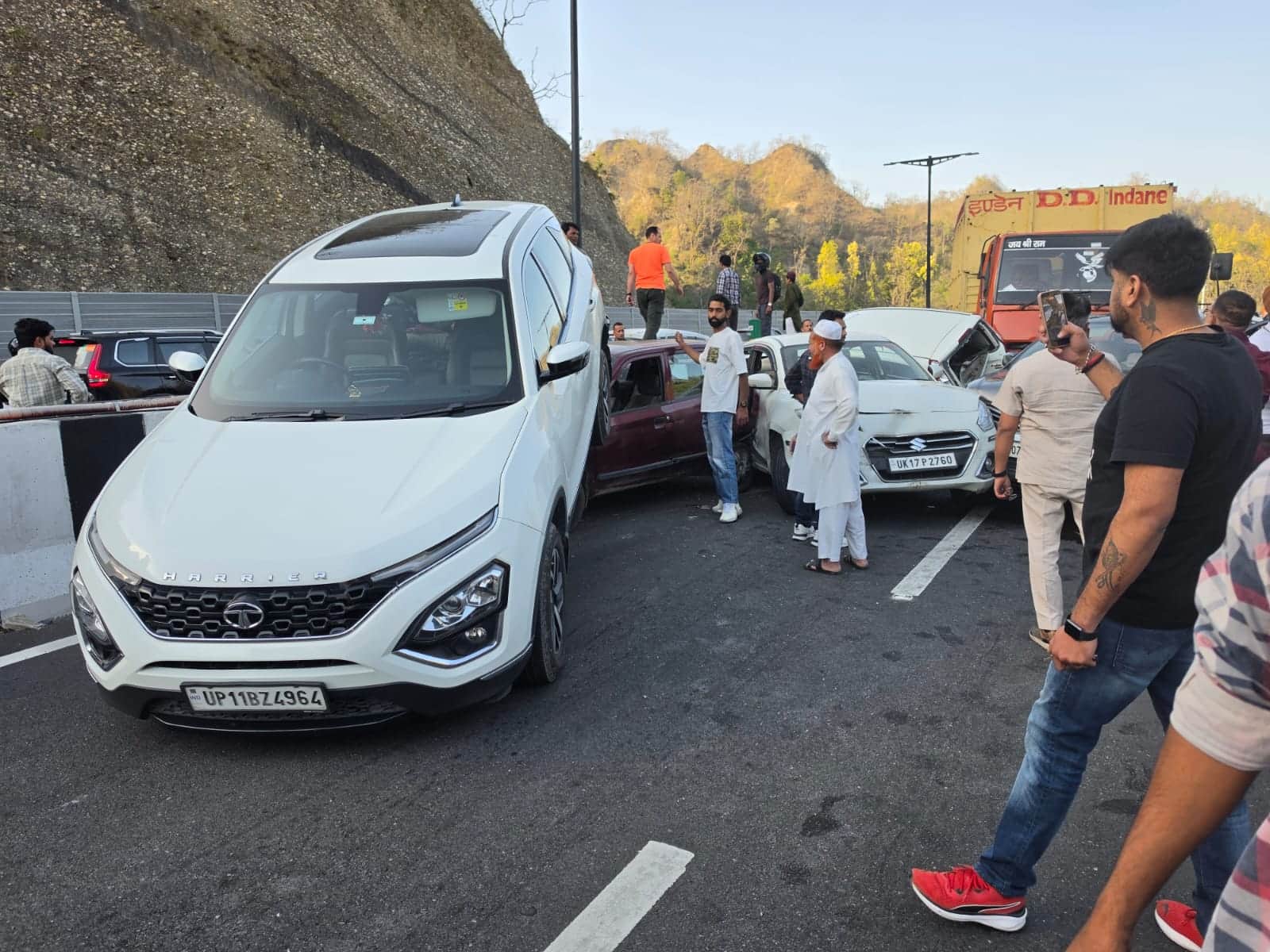 एक्सप्रेसवे की एलिवेटेड रोड पर एक -दूसरे के ऊपर चढ़ी गाड़ियां। श्रोत राहगीर