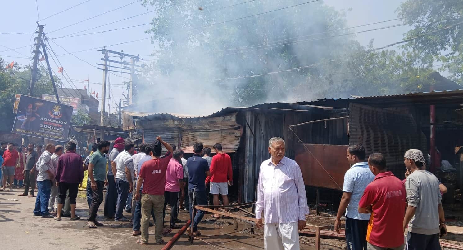 फरीदाबाद प्रेस कॉलोनी में सड़क किनारे टीन शेड से बनी दुकानों में लगी आग । संवाद