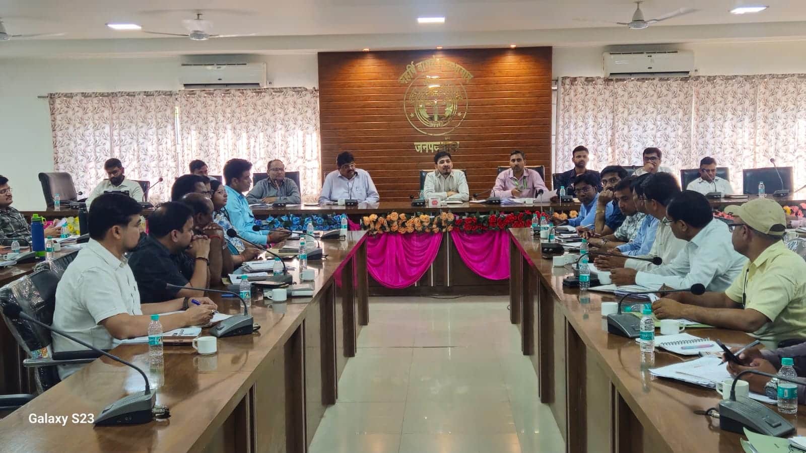 फोटो - 01 कलेक्ट्रेट सभागार में बैठक करते एडीएम कुमार धर्मेंद्र। स्त्रोत : सूचना विभाग