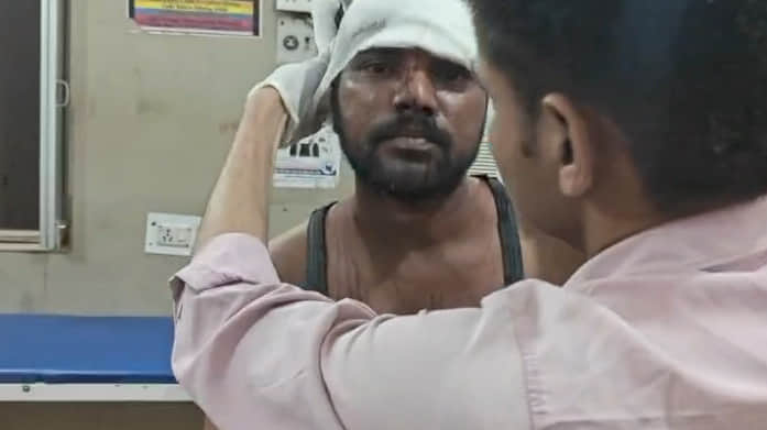 फोटो 1 जिला अस्पताल में घायल रोहित मरहम पट्टी करते स्वास्थ्यकर्मी।