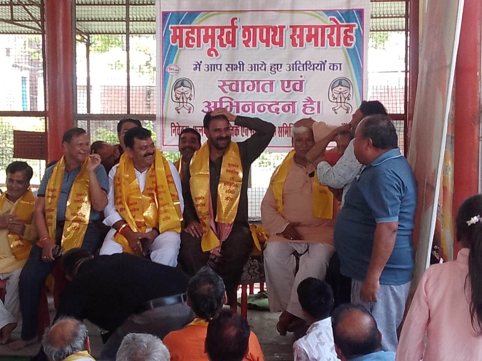 फोटो-1-सिर पर हाथ रखकर शपथ लेते महामूर्ख मंत्रिमंडल के सदस्य। संवाद