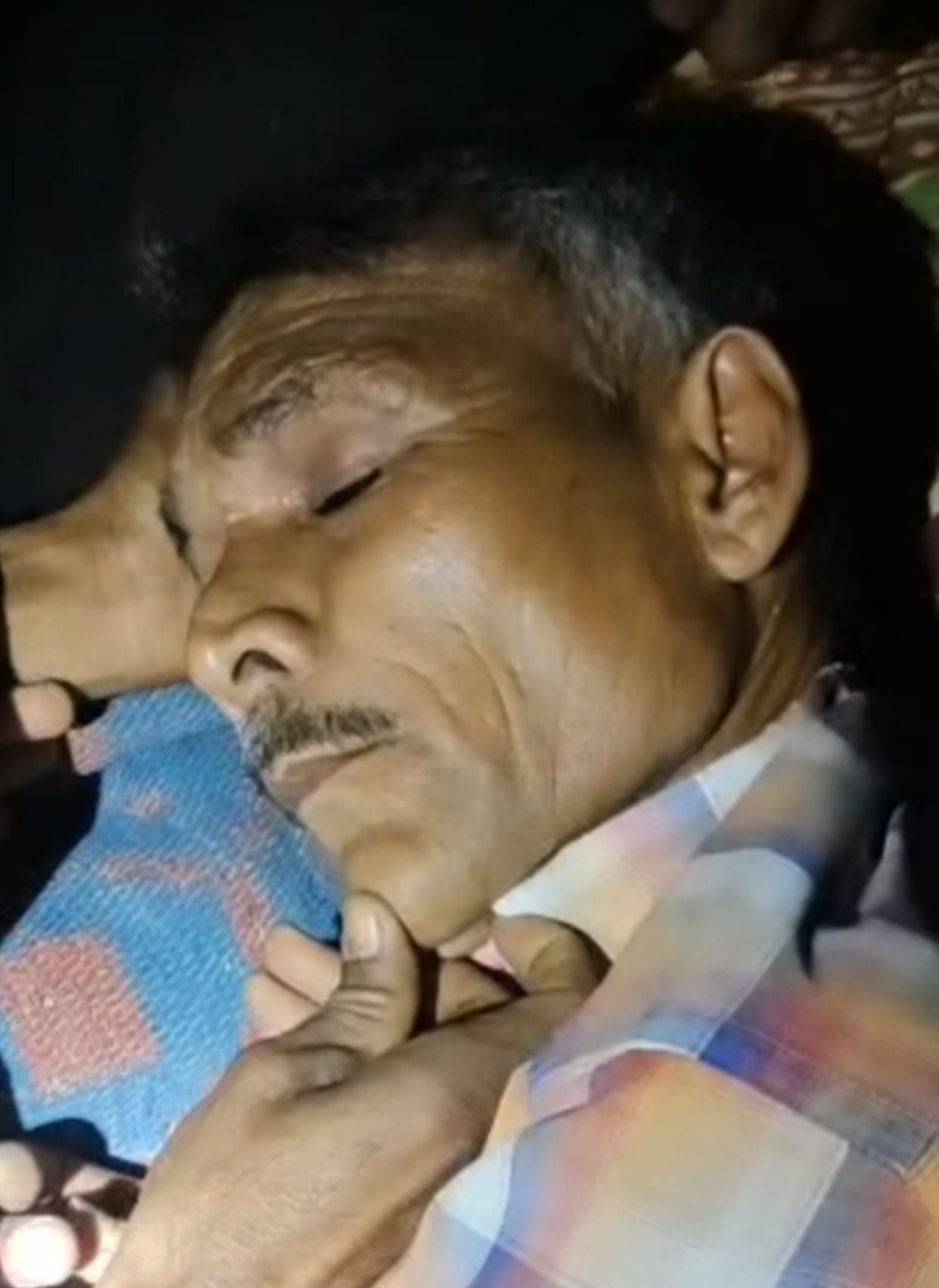 A farmer who went to the forest was shot in the back and injured.