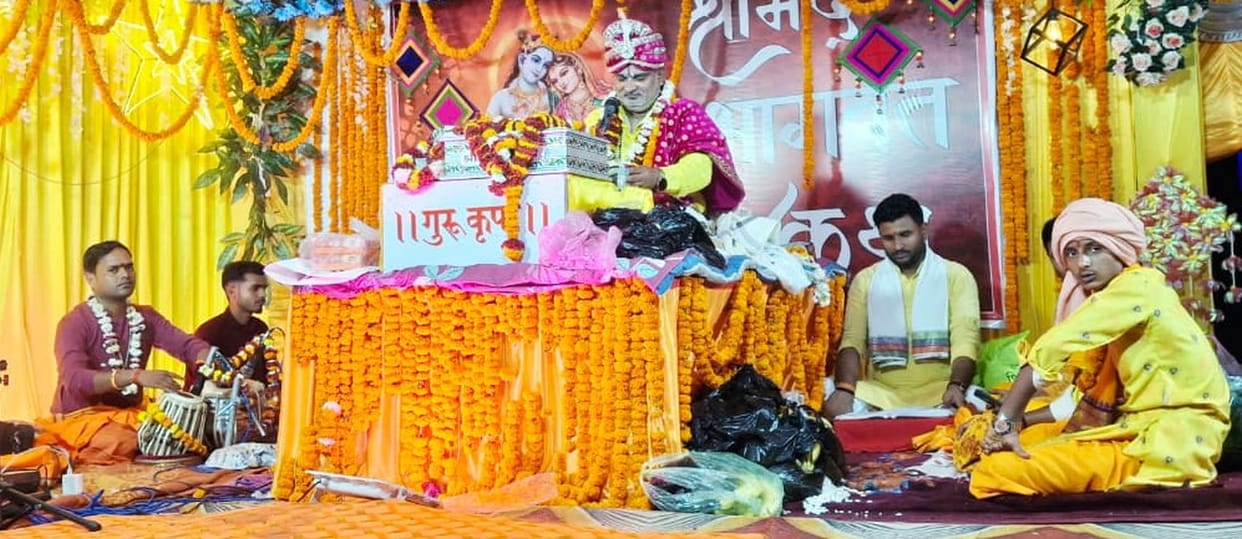 Breaking Indra's ego by lifting Govardhan on his finger