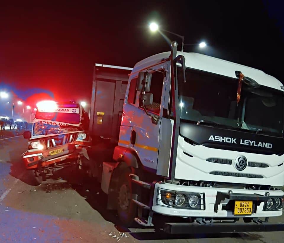 फोटो-11- कानपुर प्रयागराज हाइवे पर कोराई मोड़ के पास डंपर से टकराई एंबुलेंस। संवाद